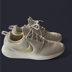 NIKE WOMENS ROSHE TWO